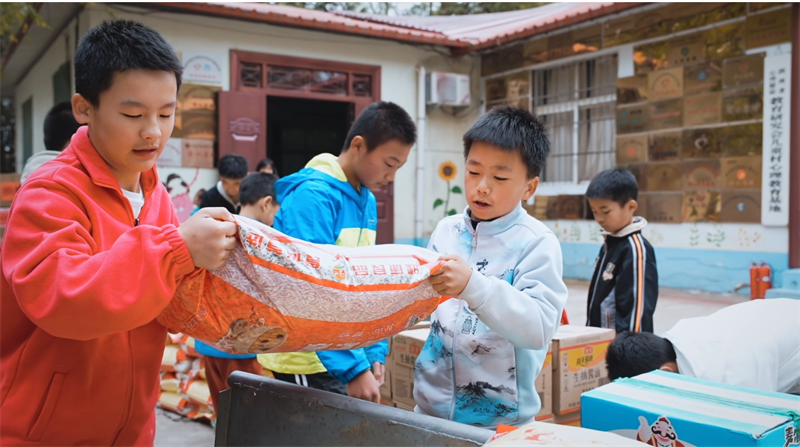 不啻微光 造炬成阳丨精诚展览走进太阳村关爱儿童公益行